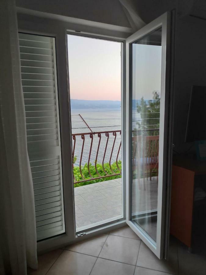 Apartmani Mara I Kata Omis Exterior photo